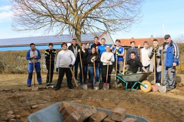 Bild Pressemitteilung HKS Neubau Spielplatz mit MA der Raiba 04.2018