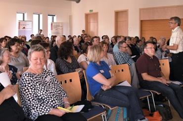 Bild 2 - pgr-abend plenum stehend jürgen zapf