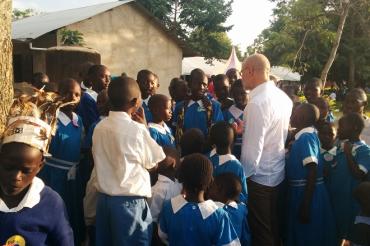 Alois Stimpfle mit SchülerInnen der Uhola Primary School