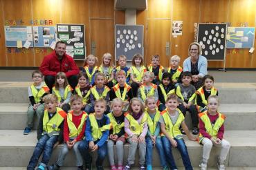 Schulanfänger mit Warnwesten