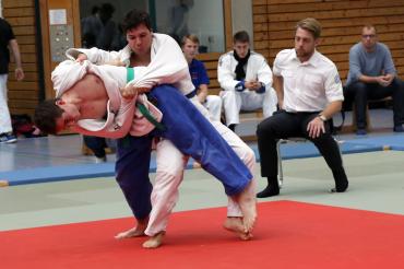 Alexander Lachner beim Versuch eines Hüftwurfes gegen Lindau-Memmingen