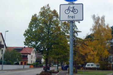Pressefoto Beschilderung Kerschensteiner Straße Hochformat - Bild Fabian Makolla