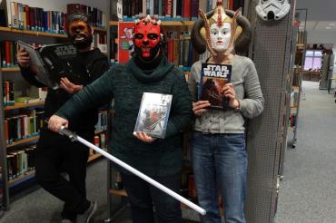 Bibliotheksteam mit Masken aus Star Wars -Episoden