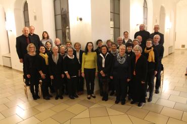 Maria Steffek mit den Sängern des Crescendo-Chores