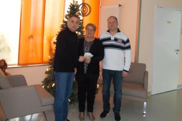 Unser Bild zeigt Dr. Thomas Handschuh (Chefarzt Anästhesie), Roswitha und Jürgen Kampfinger bei der Spendenübergabe. 