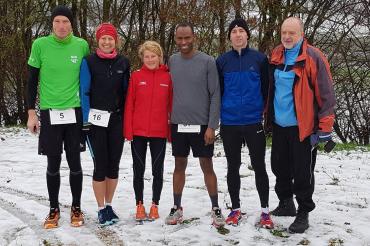 Die erfolgreichen Läufer von (links): Martin Bickel, Simone Lechner, Katharina Kaufmann, Sufiaan Ashaaloo, Herbert Wilhelm und Robert Kleinle (1.Vorsitzender LG Donau-Ries). 