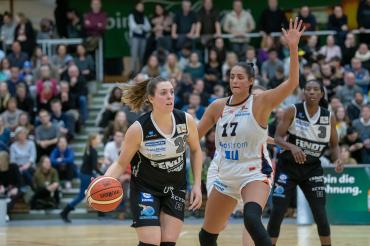 Geburtstagskind und Kapitänin Laura Geiselsöder musste auf der ungewohnten großen Position aushelfen, hier gegen Freiburgs Reboundkönigin Caron-Goudreau.