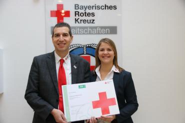 Der Kreisgeschäftsführer Herr Lettenbauer gratuliert Frau Kunkel zur bestandenen Prüfung und wünscht ihr viel Erfolg bei der Weiterentwicklung des Betrieblichen Gesundheitsmanagement.