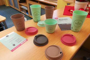 Auf dem Foto sieht man die Beispielbecher der Firma reCup
