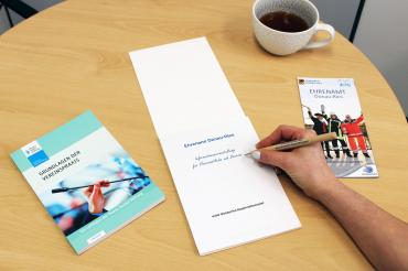 Auf dem Bild sind Ehrenamtsbroschüren des Landkreises Donau-Ries zu sehen. 