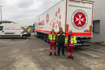 Geschäftsführer Hans-Joachim Meinert mit den beiden Helfern der Johanniter.