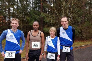 Die Läufer des TSV Oettingen beim Silvesterlauf in Pleinfeld. 