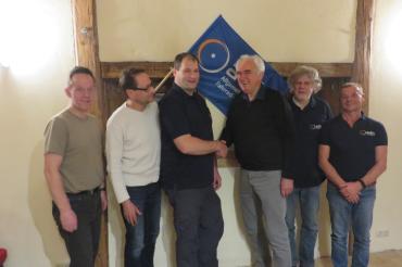 Schatzmeister Vitus Stürber  gratuliert dem 1. Vorsitzenden Udo Niemeyer. 