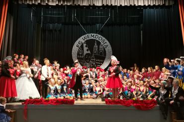 Gruppenbild aller aktiven Tänzer. 