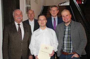 (vorne v. l.) Oberbürgermeister Hermann Faul, Armin Schneider mit Ehrenurkunde, Oliver Körner; (dahinter v. l.) Armin Romano und Peter Schiele