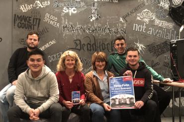 Bürgermeisterin Petra Wagner zusammen mit den Mitgliedern des Juze Oettingen. 