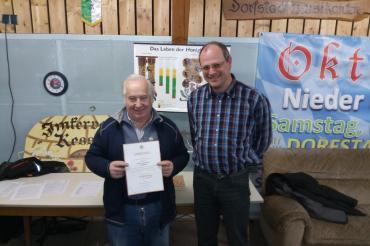 Hier sieht man Alois Reiter und Reinholdschwarz bei der Jahresversammlung des Imkerverein Kesseltal.