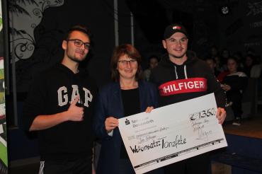 Das bild zeigt Pascal Lanzendörfer, Max Wagner und Petra Wagner bei der Scheckübergabe. 