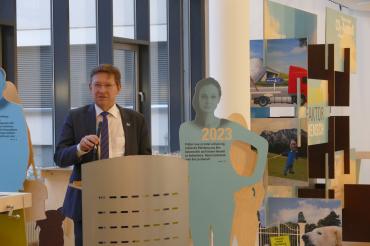 Landrat Stefan Rößle in der Ausstellung "Klima Faktor Mensch" 