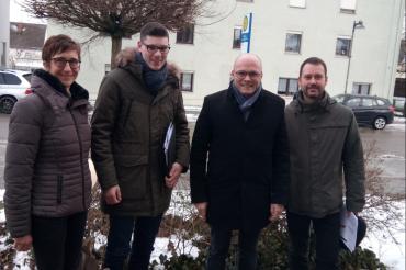 Die Interessensgemeinschaft (IG) „unser Hallenbad in Asbach-Bäumenheim“ tauschte sich kürzlich auf Einladung des Landtagsabgeordneten Dr. Fabian Mehring (Freie Wähler) in Meitingen zur Interessengemeinschaft „unser Hallenbad in Asbach-Bäumenheim“ sowie zu aktuellen Themen aus dem Bereich Hallenbadsanierung und sicheres Schwimmen aus.