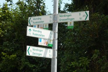 Hier sieht man eine Radwegbeschilderung im Ries.