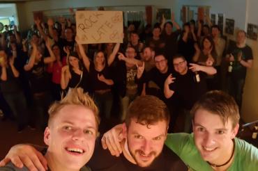 Benedikt Bigler, Thomas Späth, Stefan Späth nach dem Abschiedskonzert mit einem Teil ihrer Fans