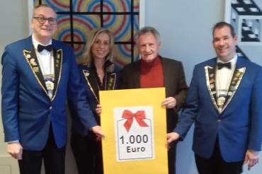 von rechts nach links: Präsident Ulrich Reitschuster, Firmenchef Helmut Unger, Jugendleitung Sabine Schimmer, 2. Präsident Michael Schimmer