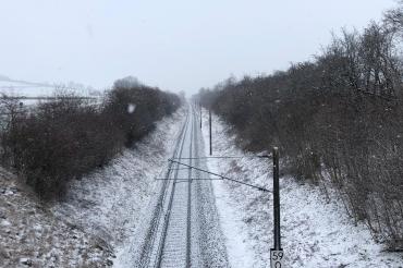 Verschneite Bahnstrecke 
