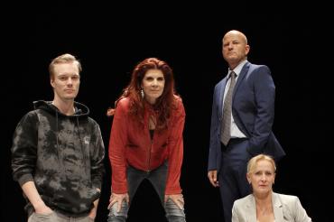 Auf diesem Bild sieht man die Schauspieler des Theaterstücks "Wunschkinder".