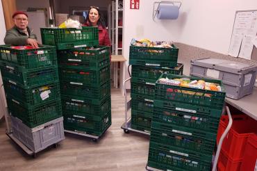 Der Rotaract-Club sammelte am 15. Dezember in Rain am Lech für die Donauwörther Tafel Lebensmittel und Kosmetika. 