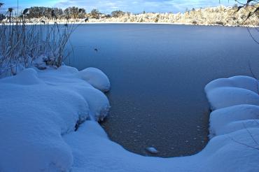 Winterlandschaft mit zugefrorenem See. 