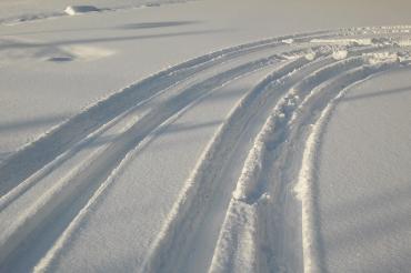 Schneespuren von Auto 