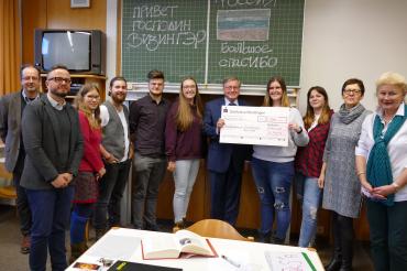 Die Förderung über 500 € übergab Herr Karlheinz Wiesinger, Vorstandsmitglied der Sparkasse Nördlingen, an die Fachakademie für Sozialpädagogik Maria Stern.