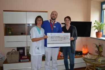 Stellvertretend für das Team des Ebermergener Hüttenzauber übergab Tanja Hanisch (rechts im Bild) die Spende in Höhe von 600 Euro an Oberarzt Thomas Hofmann und Sigrid Neumann (Pflegekraft auf der Palliativstation). 