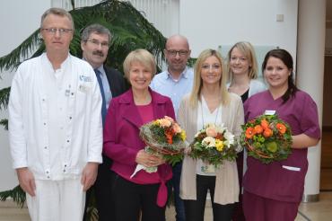Unser Bild zeigt (v.l.n.r.) Stefan Rinke (Weiterbildung OTA), Jürgen Busse (Vorstandsvorsitzender), Inez Schneider (Weiterbildung PDL), Bernd Weisensee (Leitung Personal), Anna Blechinger (Weiterbildung PDL), Marion Kirchner (stv. PDL) und Lisa Meyer (Weiterbildung Stationsleitung). Auf dem Bild fehlt Bianca Gloß (Weiterbildung PDL).  