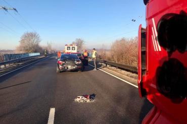 Aus Unachtsamkeit fuhr ein Lkw auf einen gerade vor ihm zum Stillstand gekommenen Pkw auf und schob dieses auf einen weiteren stehenden Pkw.