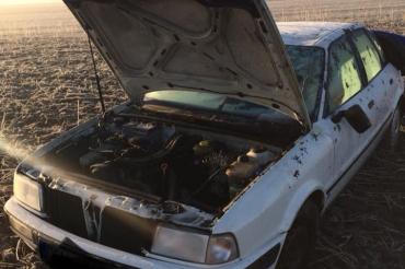 Kurz vor Ortsbeginn von Auchsesheim geriet ein Pkw-Fahrer nach rechts auf das Bankett, übersteuerte seinFahrzeug und kam schließlich nach ca. 8 m im Graben auf der Seite zum Liegen.