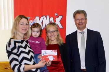 Tanja Gruber mit Baby Fanny, Kundenberaterin Inge Groß und Leiter des Privatkundenbereichs Sandro Weber von der Sparkasse Nördlingen