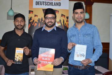 Das Bild zeigt Mitgleider der Ahmadiyya Muslim Jamat bei einer Pressekonferenz in Donauwörth. 