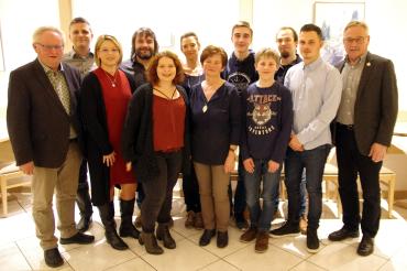 Das beigefügte Foto zeigt die Geehrten sowie den 2. Bürgermeister Johann Roßkopf (links außen), Sportreferent Dieter Langer (rechts außen) und den 1. Vorsitzenden der Wemdinger Judofreunde Stefan Herzner (2.v.l)