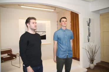 Das Bild zeigt Stefan Seiler (links) und Wolf Gruber bei ihrer Galerieröffnung.