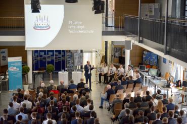 Das Bild zeigt die Feierlichkeiten zum 25-jährigen Jubiläum der Fritz-Hopf-Technikerschule.