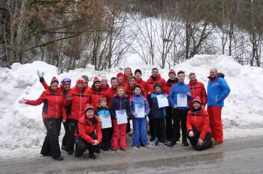 Skilehrerteam der 1. donauwörther skischule zusammen mit den Gewinnern.
