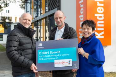 Das Bild zeigt LEW-Kommunalbetreuer Ulrich Endraß, Peter Hilden, Arbeitssicherheit bei LEW, und Vereinsvorsitzende Rosmarie Schweyer. 