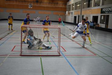 Im Bild Adrian Bettendorf (in weiß) beim 5:5 Treffer für Donau Floorball. 