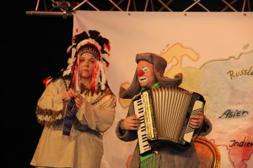 Clown Piccolino trifft auch einen strickenden Indianer bei seiner Reise um die Welt.