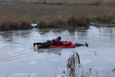 Die vielerorts dünne Eisschicht haben die Wasserretter der DLRG Mönchsdeggingen und Nördlingen für eine große Übung genutzt.