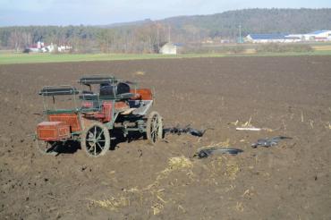 Das Bild zeigt eine beschädigte Kutsche. 