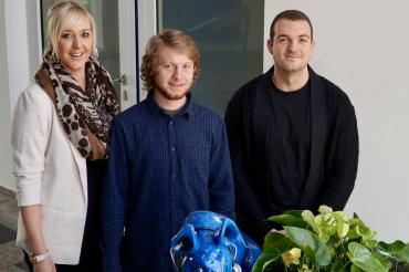 Auf dem Bild zu sehen (von links): Ramona Lerch (Ausbildungsleiterin PAS Dr. Hammerl), Marius Dirr und Marcel Schwertner. 