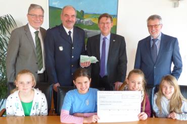 Spendenübergabe von Polizeichor und St. Ursula für Schulbauprojekte in Afrika